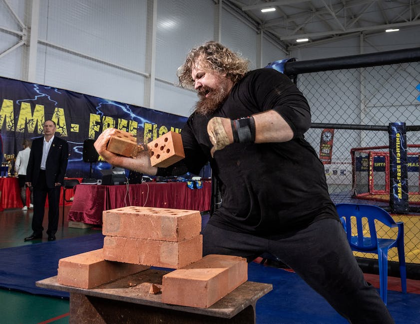 Brian Shaw Benches 91-Kilogram (200-Pound) Dumbbells for 5 Fast Reps Before His Final Strongman Contest