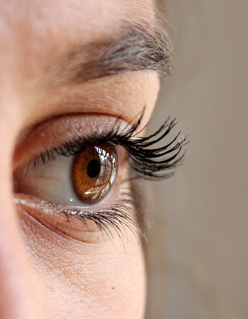 The Truth About Castor Oil and Eyelash Growth: Expert Opinions